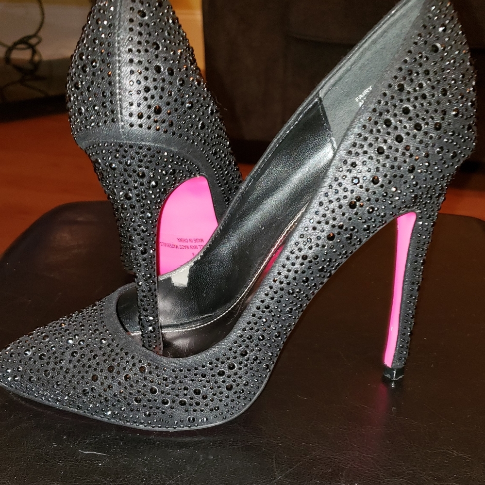 Heels - Picture 2 of 3
